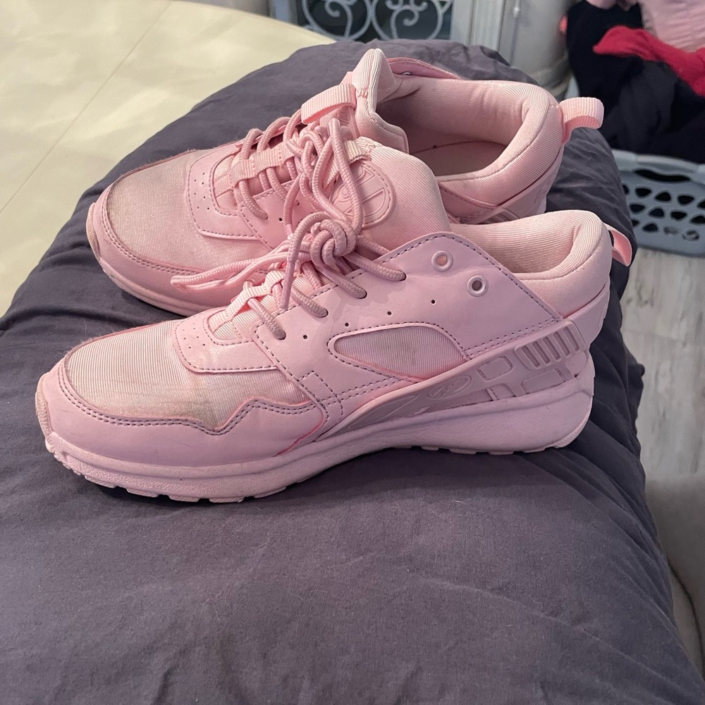 light pink horrachi heelys